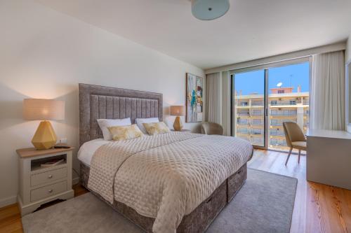 Postel nebo postele na pokoji v ubytování Cond Bayline - Ostra - SPA - GYM - BEACH - POOL - BY BEDZY