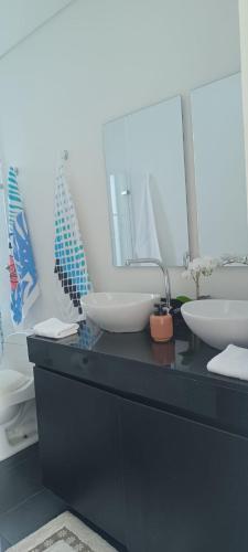 a bathroom with two sinks and a large mirror at Hermosa Casa Campestre en Ricaurte Girardot in Ricaurte