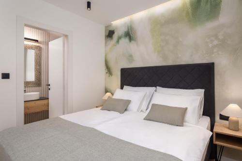 Postel nebo postele na pokoji v ubytování Grand Pearl Luxury Retreat