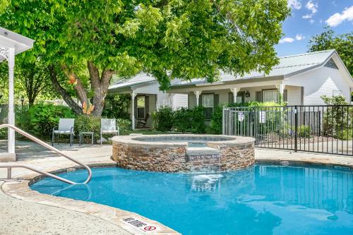 una piscina en el patio trasero de una casa en Main Street Retreat #16 - King Bed, On Main St, Shared Hot Tub & Pool, en Fredericksburg