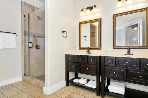 un baño con lavabo y ducha en Main Street Retreat #16 - King Bed, On Main St, Shared Hot Tub & Pool, en Fredericksburg
