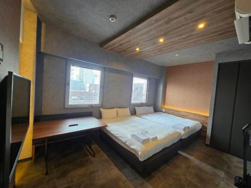 a small bedroom with a bed and a desk at Pin pon hotel & cabin Tokuyama Ekimae - Vacation STAY 30945v in Shunan