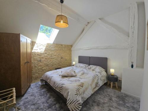 une chambre avec un grand lit dans une pièce dans l'établissement Gîte de caractère avec piscine partagée au cœur du Périgord Noir - FR-1-616-484, à Berbiguières