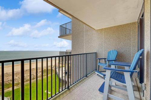 una silla azul en un balcón con vistas al océano en Sea Colony -- 1002S Edgewater House Rd, en Bethany Beach