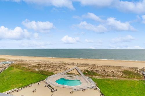 Una vista aérea de una piscina junto a la playa. en Sea Colony -- 1002S Edgewater House Rd, en Bethany Beach