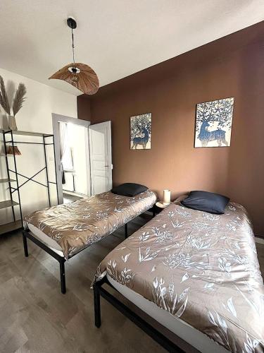 - une chambre avec deux lits et un plafond dans l'établissement F3 Wabi-Sabi, à Strasbourg