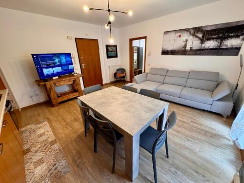 a living room with a table and a couch at Apartment Vallis Mareni in Valmareno