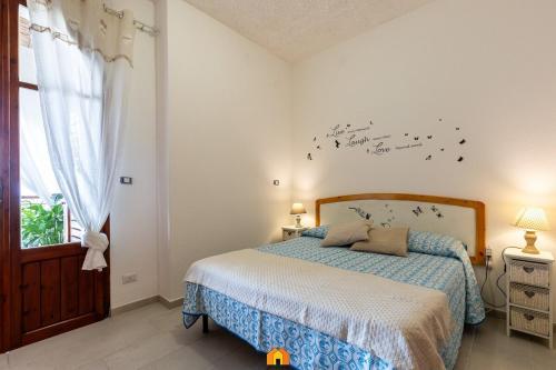- une chambre avec un lit avec des oiseaux sur le mur dans l'établissement Holiday House la terrazza, à Costa Rei