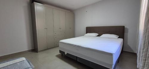 Giường trong phòng chung tại Casa confortável no Caranã