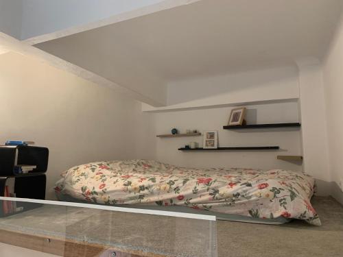 une chambre avec un lit dans une pièce dans l'établissement Studette Cosy, à Nice