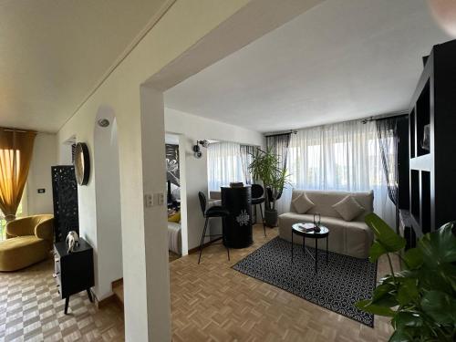 a living room with a couch and a table at Appartement moderne confortable in Blois