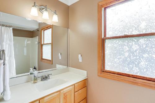 Ένα μπάνιο στο Mtn Views and Hot Tub 6-Acre Blue Ridge Retreat!