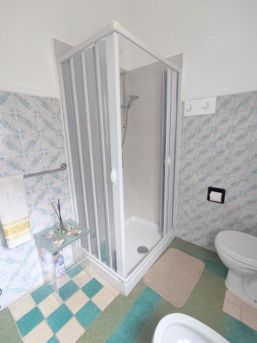 a bathroom with a shower and a toilet at Casa Rubio in Camaiore