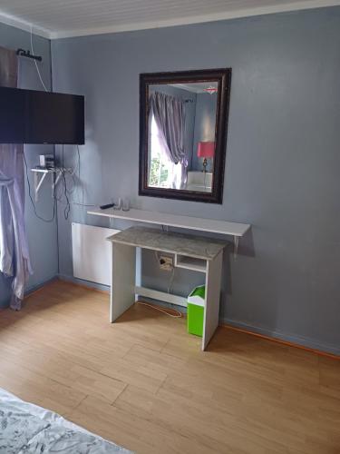 una stanza con tavolo e specchio a parete di CenturionSleep&Go a Centurion