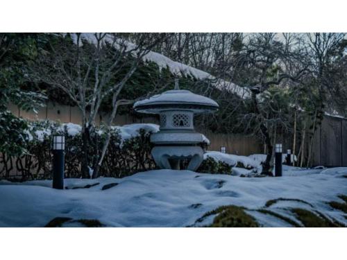 a bird bath in a yard covered in snow at Ouka no sato La-Foret Shobara - Vacation STAY 35116v in Shōbara