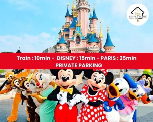 eine Gruppe Marino und Mickey vor dem Schloss disney in der Unterkunft Le Genêt Disney 15min Train 8min Paris Parking in Bussy-Saint-Georges
