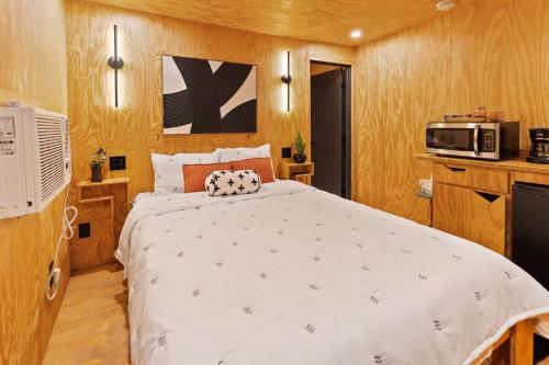 Gallery image of Unique*NEW*Hot Tub Studio*Mins to DT & PHX Airport in Phoenix