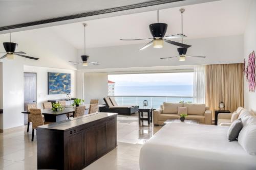 ein Wohnzimmer mit einer weißen Couch und einem Tisch in der Unterkunft Fiesta Americana Riviera Nayarit Resort All Inclusive & Spa in Nuevo Vallarta