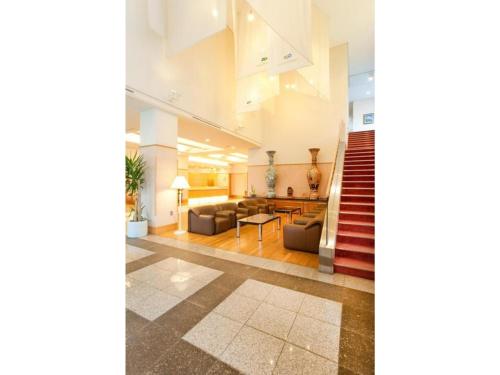 紋別市にあるHotel Okhotsk Palace - Vacation STAY 24137vのソファとテーブルのあるリビングルーム