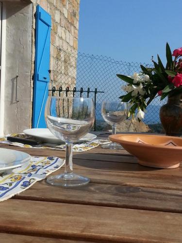 - une table avec deux verres à vin en haut dans l'établissement A punta di Cupabia, à Serra-di-Ferro
