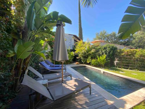 Photo de la galerie de l'établissement Sur les hauteurs de Cannes maison vue sur la baie, à Cannes