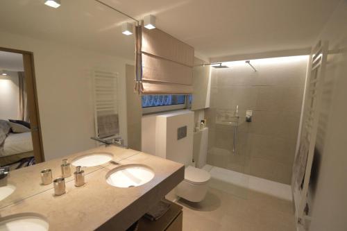 Photo de la galerie de l'établissement Sur les hauteurs de Cannes maison vue sur la baie, à Cannes