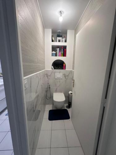 une salle de bain avec des toilettes blanches et un lavabo dans l'établissement La rechelaise, à La Rochelle