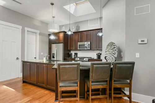 Nhà bếp/bếp nhỏ tại Unit 201 - The Lofts at Church St