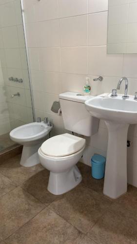 un baño con inodoro y lavabo en Soya departamentos A, en Junín