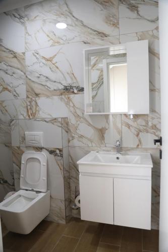 Gallery image of Kalpazo Hotel Tommy Durres in ((Bishtkamzë ))