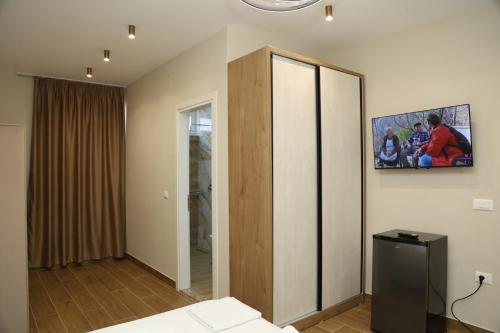 Gallery image of Kalpazo Hotel Tommy Durres in ((Bishtkamzë ))