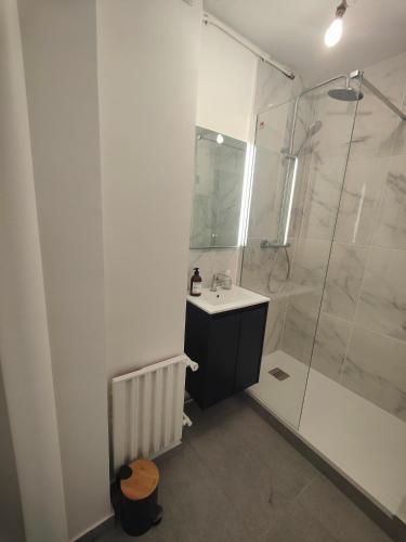 Photo de la galerie de l'établissement Cozy 4 bedroom apartment in Puteaux Paris la Défense, à Puteaux