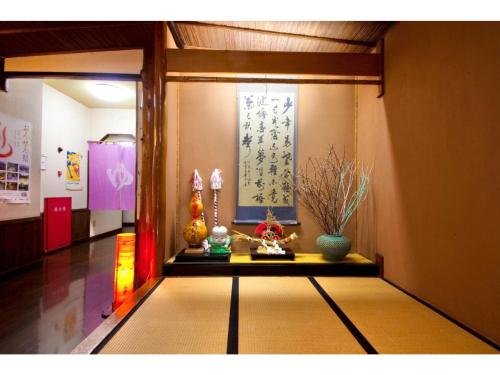 an entrance to a building with oriental items on the floor at Matsukisou"children under 6 years old not allowed" - Vacation STAY 36196v in Beppu