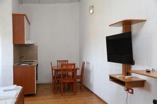 Gallery image of Kalpazo Hotel Tommy Durres in ((Bishtkamzë ))