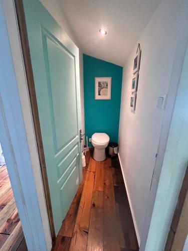 Ένα μπάνιο στο Maisonnette avec terrasse de la Bellue