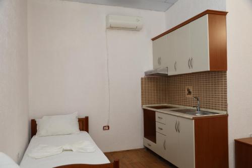 Gallery image of Kalpazo Hotel Tommy Durres in ((Bishtkamzë ))
