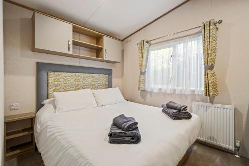 Ένα ή περισσότερα κρεβάτια σε δωμάτιο στο Maple - Near Folly Farm Cosy Retreat