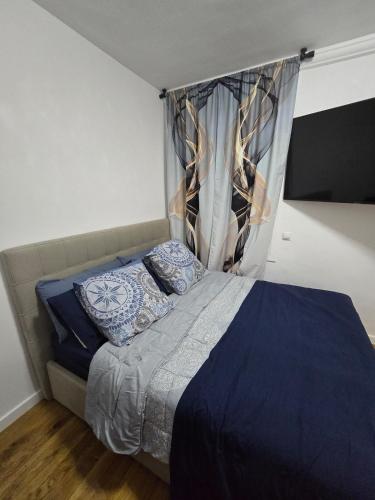 a bedroom with a bed with a canopy at Excelente Apartamento de Lujo in Calafell