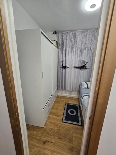 a small room with a bed and a window at Excelente Apartamento de Lujo in Calafell