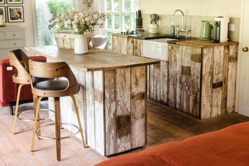 Afbeelding uit fotogalerij van Streamside Cabin with Hot Tub in Gloucestershire