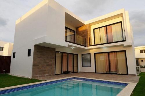プンタ・カナにあるVilla Ventura Perezの正面にプールがある家