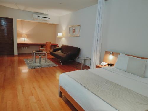 Ein Bett oder Betten in einem Zimmer der Unterkunft Lombardo Suites