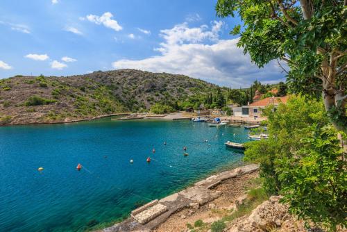 Blick auf einen See mit Menschen im Wasser in der Unterkunft Apartments Sunny in Karlobag