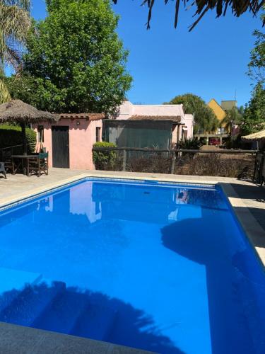 a large blue swimming pool in a yard at Cabañas Peumayen in Colón
