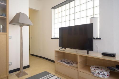 Televiisor ja/või meelelahutuskeskus majutusasutuses Cinque Terre Moneglia Apartments