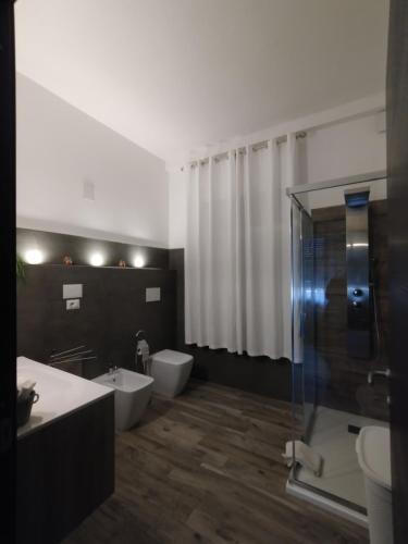 a bathroom with a toilet and a sink and a shower at Il Ginepro del Campidano in Nuraminis