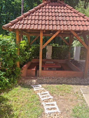 Taman di luar Pitypang