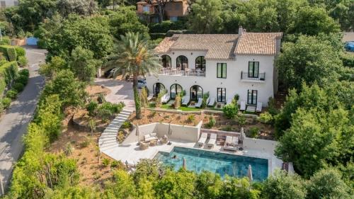 an aerial view of a house with a swimming pool at Maison Provence in Saint-Tropez
