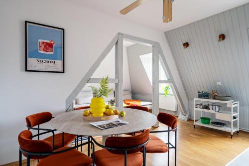 a dining room with a table and chairs at Santorini II - City & Beach by Lion Apartments Sopot in Sopot