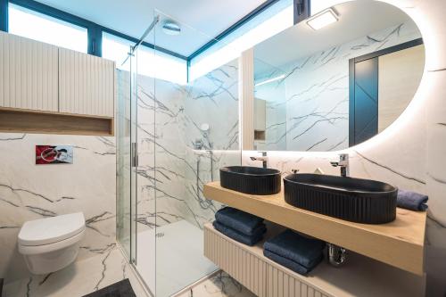 un bagno con due lavandini e uno specchio di Casa Calypso a Novigrad (Cittanova)
